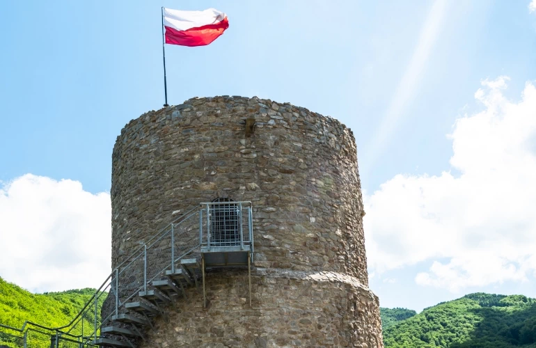 zamek w Rytrze z flagą Polski